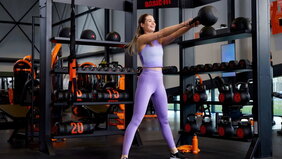 Woman exercising at Basic-Fit - edelhelfer